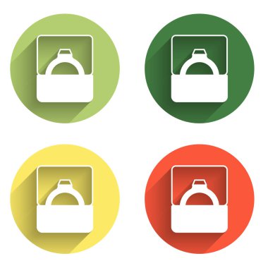 Elmas nişan yüzüğünü uzun gölge arkaplan izole edilmiş kutu simgesine yerleştir. Renkli daire düğmesi. Vektör.