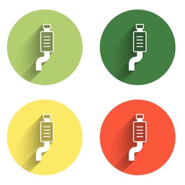 Araba susturucusu simgesini uzun gölge arkaplanı ile izole et. Egzoz borusu. Renkli daire düğmesi. Vektör.