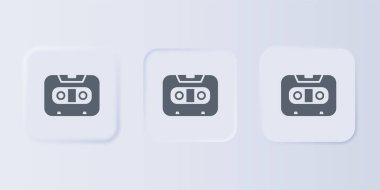 Gri Retro ses kaset ikonu gri arkaplanda izole edildi. Kare düğmelere simgeleri yerleştir. Vektör.