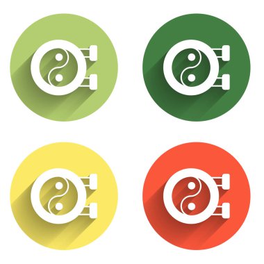 Yin Yang armoni ve denge simgesini uzun gölge arkaplan ile izole et. Renkli daire düğmesi. Vektör.