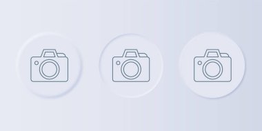 Gri fotograf makinesi simgesi gri arkaplanda izole edildi. Fotoğraf makinesi simgesi. Kare düğmelere simgeleri yerleştir. Vektör.