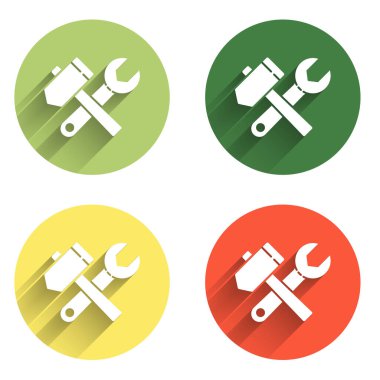 Çapraz çekiç ve ingiliz anahtarı simgesini uzun gölge arkaplanı ile izole et. Donanım aletleri. Renkli daire düğmesi. Vektör.