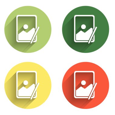 Grafik tablet simgesini uzun gölge arkaplanı ile izole et. Renkli daire düğmesi. Vektör.