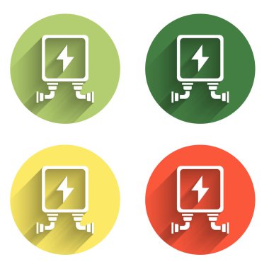 Elektrik trafo simgesini uzun gölge arkaplanı ile izole et. Renkli daire düğmesi. Vektör.