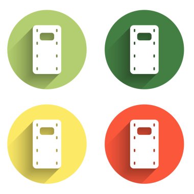 Askeri saldırı kalkanı ikonunu uzun gölgeli izole et. Renkli daire düğmesi. Vektör.