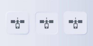 Gri uydu simgesi gri arkaplanda izole edildi. Kare düğmelere simgeleri yerleştir. Vektör.