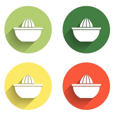 Citrus meyve sıkacağı simgesini uzun gölgeli izole et. Renkli daire düğmesi. Vektör.