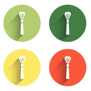 Makyaj fırçası simgesini uzun gölge arkaplanı ile izole et. Renkli daire düğmesi. Vektör.