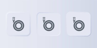 Gri arka planda gri bahçe hortumu ikonu izole edildi. Sprey tabanca ikonu. Su ekipmanları. Kare düğmelere simgeleri yerleştir. Vektör.