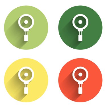 Tava simgesini uzun gölge arkaplanı ile izole et. Kızartma veya kızartma gıda sembolü. Renkli daire düğmesi. Vektör.