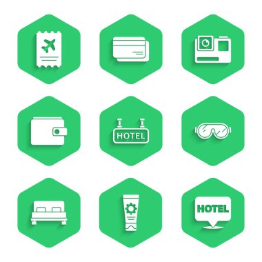 Metro Lokasyon Otel Kayak Gözlüklü Büyük Yatak Cüzdanı Eylem Ekstrem Kameralı ve Uçak Bilet İkonlu Sinyal Panosu 'na metin Hotel Sunscreen kremi sürün. Vektör.