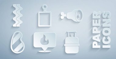 Alev alev yanan tavuk budu biftek, propan benzin deposu kesme tahtası ve pastırma şeridi ikonu ile yer ayarlayın. Vektör.