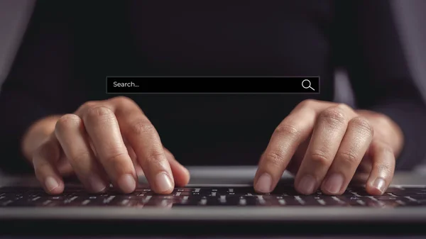 Żeńska Ręka Wpisując Klawiaturze Laptopa Wyszukiwania Stronie Internetowej Koncepcja Precyzyjnego — Zdjęcie stockowe