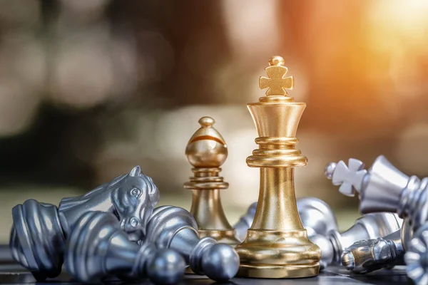 Шахматный Король Епископ Стояли Шахматной Доске Окружении Других Фигур Лежащих — стоковое фото