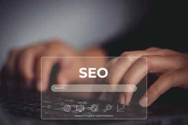 Bilgisayar kullanan site geliştiricileri. Müşterilerin görebileceği daha iyi arama sonuçları sağlamak için web sitesi geliştirme ve geliştirme kavramı.