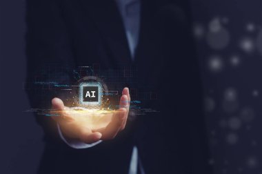 İş operasyonlarında derin öğrenme için yapay zeka kavramları. Holografik sibernetik sinir ağına el üstünde bakan bir iş adamı.