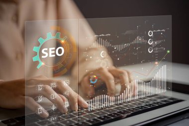 Web sitesi yöneticileri arama motorlarında arama sıralamasında arama yapmak için SEO araçlarını kullanıyorlar. Arama sonuçlarını artırmak için web sitesi geliştirme kavramı.
