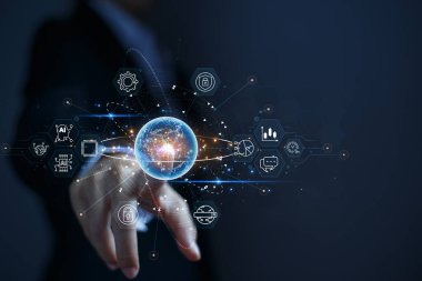 İş adamı, etrafında iş ikonları olan sanal bir küreyi işaret ediyor. İş dünyasını internet teknolojisi ve yapay zeka ile birleştirme kavramı (AI).