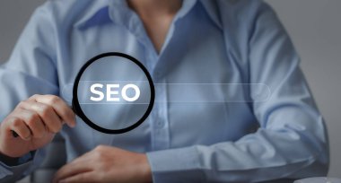 Kadın El Tutma Büyüteci. Pazarlama Analisti SEO ve Pazarlama İpuçlarını Arıyor. SEO Sıralama ve Pazarlama Sezgileri Keşfediliyor.