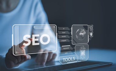 Arama motoru optimizasyonu, web sitesindeki trafiği sıralamak için konsept, arama motoru sıralamasında web sitelerini üst sıralara çıkarmak için SEO araçları kullanan yöneticiler.