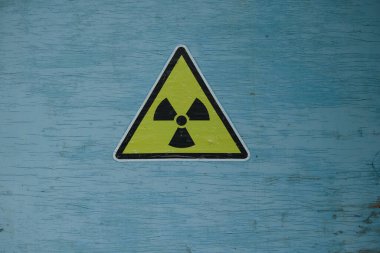 sarı arkaplanda mavi kapılı radyasyon simgesi