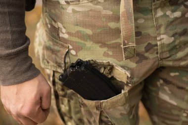 Hava yumuşaklığından dergi, çok katlı pantolon cebinde.