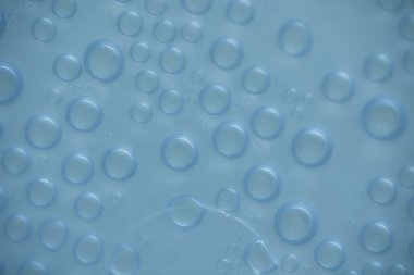 Su damlaları mavi arkaplanda. Soyut su damlası dokusu. Kapat..