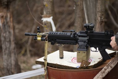 Hava yumuşaklığı taklit silahı, doğal bir arka planda makineli tüfek.