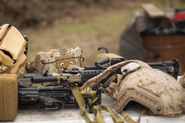 hava yumuşaklığı taklit silah ve üst kamuflaj miğferi AOR 1, doğal arka planda makineli tüfek