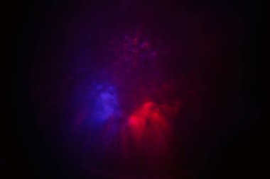 Kozmik renklerin büyüleyici bir görüntüsü, pembe, yeşil ve kırmızı renklerin parlak yıldızımsı noktalarla çevrili, uzaydaki bir nebulayı andıran canlı bir patlaması..