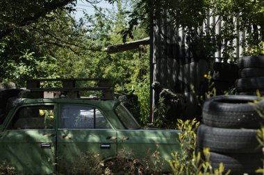 Ormandaki eski araba.