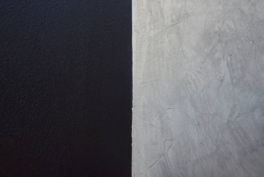 Eski duvar dokusu çimento koyu siyah yarı beyaz arkaplan soyut gri renk tasarımı eğimli arkaplan ile hafiftir.