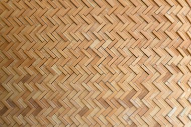 İç duvarda kırmızı tuğla desenli arka plan, duvarın yüzeyi...