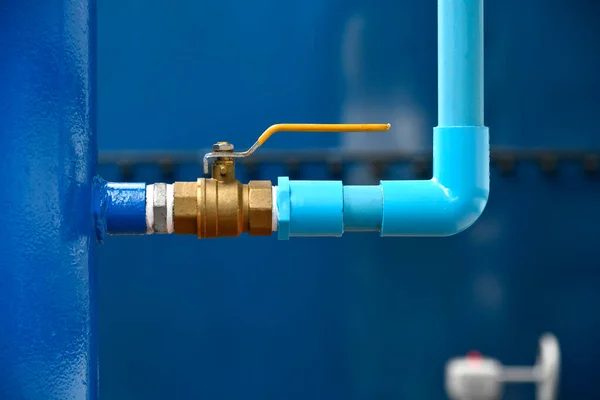 带有聚氯乙烯管的钢制水阀贴合图像 选择饮用水管道的重点 法兰管接合 免版税图库图片