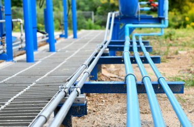 Çelik ve PVC boru hattı görüntüyü kapatıyor. İçecek su borularının odak noktasını seçin. Flange Boru Uyumu