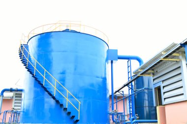 Temiz ve saf su elde etmek için boru hatları ve ekipmanları olan su tankı sistemi.