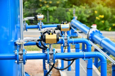 Su kapısı ve çelik borulu elektrikli çalıştırıcı görüntüyü kapatın. İçecek su borularının odak noktasını seçin. Flange Boru Uyumu