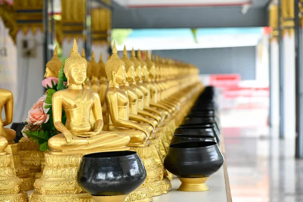 Tapınakta Altın Buda Heykelleri Yakın Plan — Stok fotoğraf