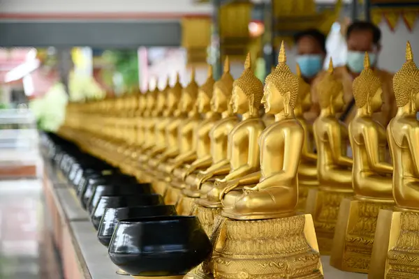 Tapınağa Erdem Göstermeye Gelen Insanların Bulanık Fotoğrafları Tapınakta Altın Buda — Stok fotoğraf