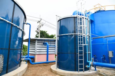Su tankı sistemi boru hatları ve temiz su için ekipmanları var.