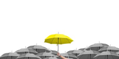 Beyaz arka planda izole edilmiş gri şemsiyeler üzerinde koyu sarı bir şemsiye. Yan görüş. İş hayatında farklı bir kavram..