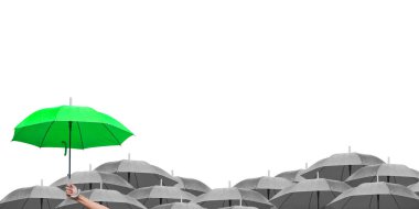 Beyaz arka planda izole edilmiş gri şemsiyeler üzerinde el ele tutuşan yeşil şemsiye. Yan görüş. İş hayatında farklı bir kavram..