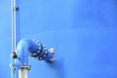 Su Çelik Borusu Flanj Borusu ve Esnek Hortum ile Su Tankına Bağlı. Endüstriyel Kavram