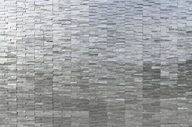 Siyah kiremit duvar arkaplan dokusu uzun fotoğraf siyah çit duvar beton modern ev dekorasyonlu gri taş mermer yüzey üzerinde ışık.