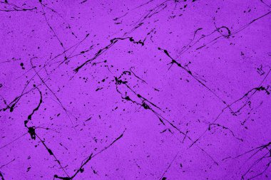 Duvarında suluboya lekesi olan mor arkaplan