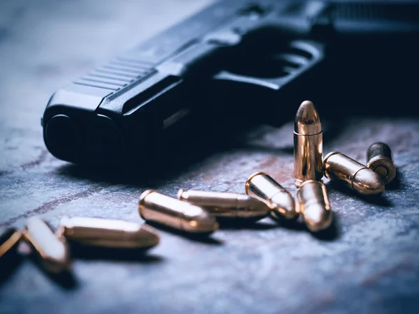 Pistola Mano Con Munición Sobre Fondo Oscuro Pistola Arma Militar —  Fotos de Stock