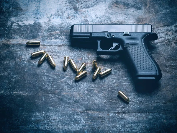Pistola Mano Con Munición Sobre Fondo Oscuro Pistola Arma Militar —  Fotos de Stock