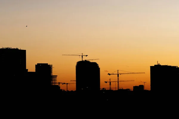 Silhouette Eines Wolkenkratzers Bau Und Kräne Abendhimmel Neue Wohngebäude Entstehen — Stockfoto