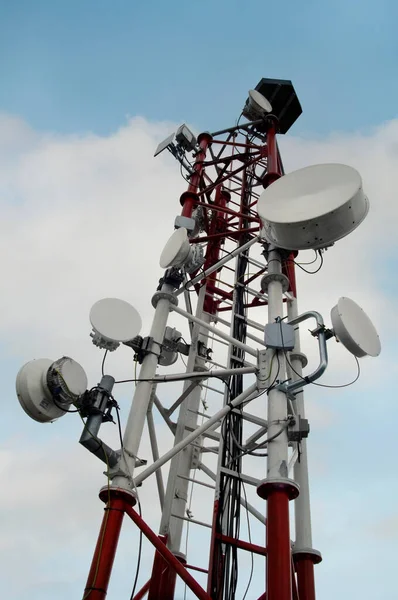 Telekomunikační Věž Mikrovlnnou Panelovou Anténou Dálkové Vysílače Bezdrátová Technika Gsm — Stock fotografie