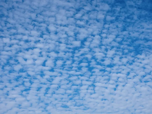 Cielo Azul Con Inusual Estructura Nubes Blancas Abstractas Esponjosas Extraña —  Fotos de Stock